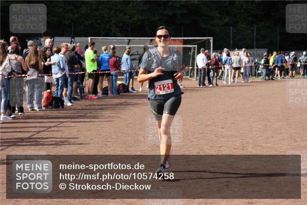 27.09.2026 - 35. Volkslauf durch das schöne Alstertal Strokosch-Dieckow http://msf.ph/oto/10574258 27.09.2026 12:27:42 Ziel 2121 meine-sportfotos.de