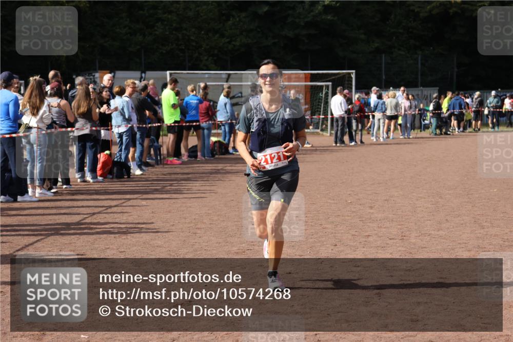 27.09.2026 - 35. Volkslauf durch das schöne Alstertal Strokosch-Dieckow http://msf.ph/oto/10574268 27.09.2026 12:27:42 Ziel 2121 meine-sportfotos.de