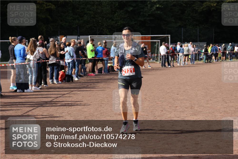 27.09.2026 - 35. Volkslauf durch das schöne Alstertal Strokosch-Dieckow http://msf.ph/oto/10574278 27.09.2026 12:27:42 Ziel 2121 meine-sportfotos.de