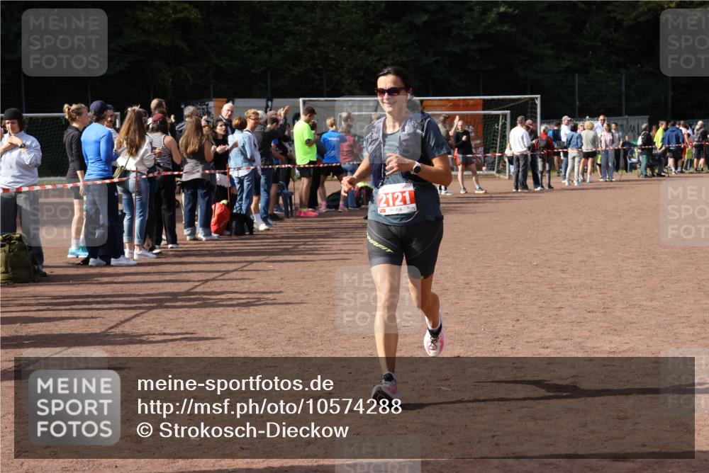 27.09.2026 - 35. Volkslauf durch das schöne Alstertal Strokosch-Dieckow http://msf.ph/oto/10574288 27.09.2026 12:27:42 Ziel 2121 meine-sportfotos.de