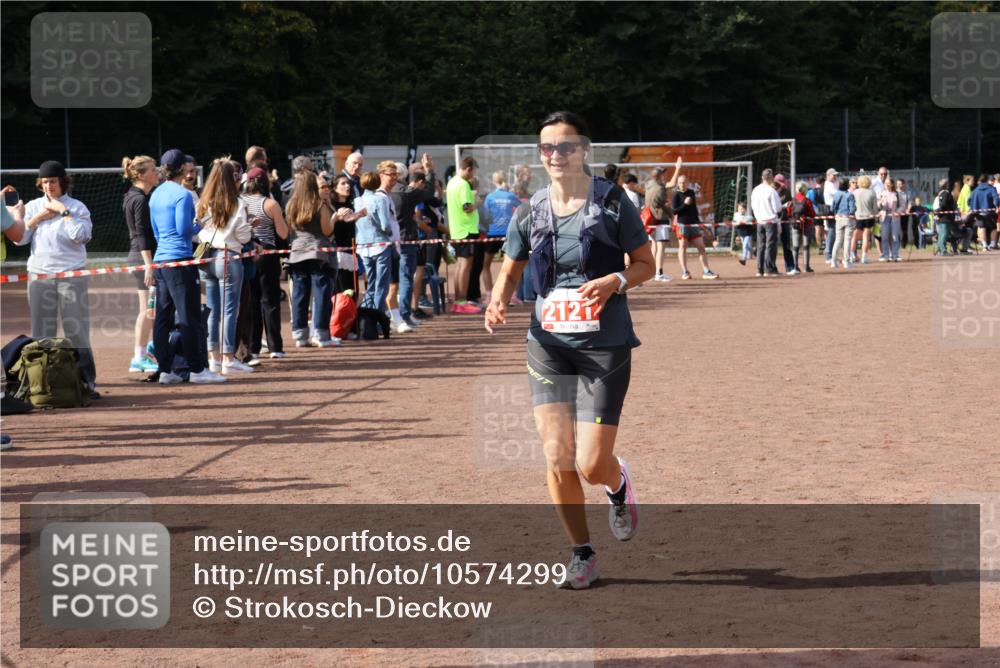 27.09.2026 - 35. Volkslauf durch das schöne Alstertal Strokosch-Dieckow http://msf.ph/oto/10574299 27.09.2026 12:27:42 Ziel 2121 meine-sportfotos.de