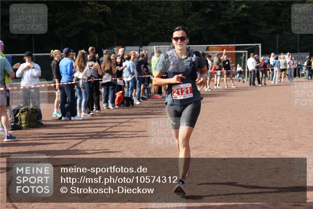 27.09.2026 - 35. Volkslauf durch das schöne Alstertal Strokosch-Dieckow http://msf.ph/oto/10574312 27.09.2026 12:27:43 Ziel 2121 meine-sportfotos.de