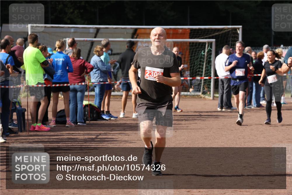 27.09.2026 - 35. Volkslauf durch das schöne Alstertal Strokosch-Dieckow http://msf.ph/oto/10574326 27.09.2026 12:28:10 Ziel 2018, 2062, 2063, 2258, 2302 meine-sportfotos.de