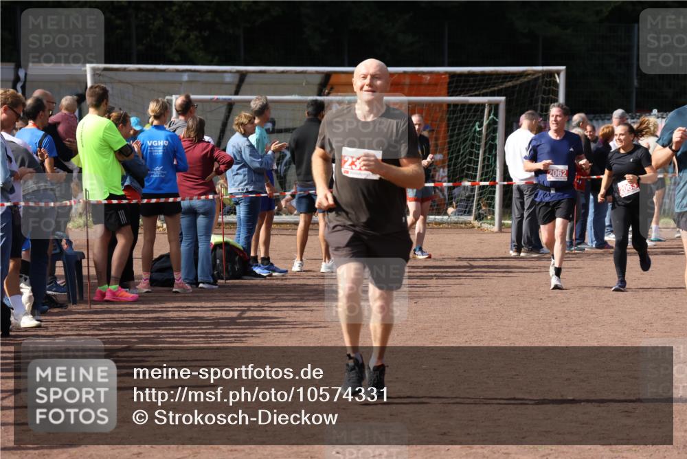 27.09.2026 - 35. Volkslauf durch das schöne Alstertal Strokosch-Dieckow http://msf.ph/oto/10574331 27.09.2026 12:28:10 Ziel 2018, 2062, 2063, 2258, 2302 meine-sportfotos.de