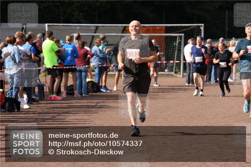 27.09.2026 - 35. Volkslauf durch das schöne Alstertal Strokosch-Dieckow http://msf.ph/oto/10574337 27.09.2026 12:28:10 Ziel 2018, 2062, 2063, 2258, 2302 meine-sportfotos.de