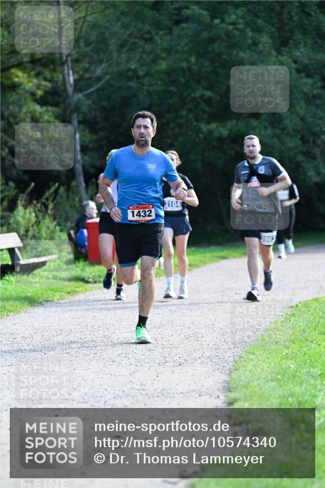 27.09.2026 - 35. Volkslauf durch das schöne Alstertal Dr. Thomas Lammeyer http://msf.ph/oto/10574340 27.09.2026 11:32:19 Laufen 1432, 3104, 3963 meine-sportfotos.de