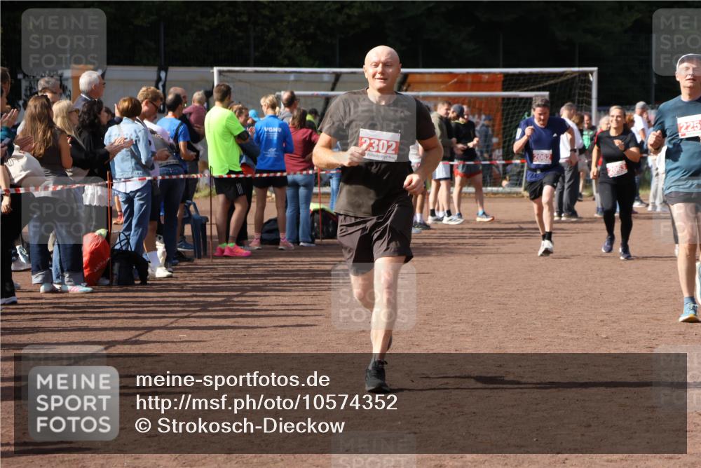 27.09.2026 - 35. Volkslauf durch das schöne Alstertal Strokosch-Dieckow http://msf.ph/oto/10574352 27.09.2026 12:28:11 Ziel 2018, 2062, 2063, 2258, 2302 meine-sportfotos.de