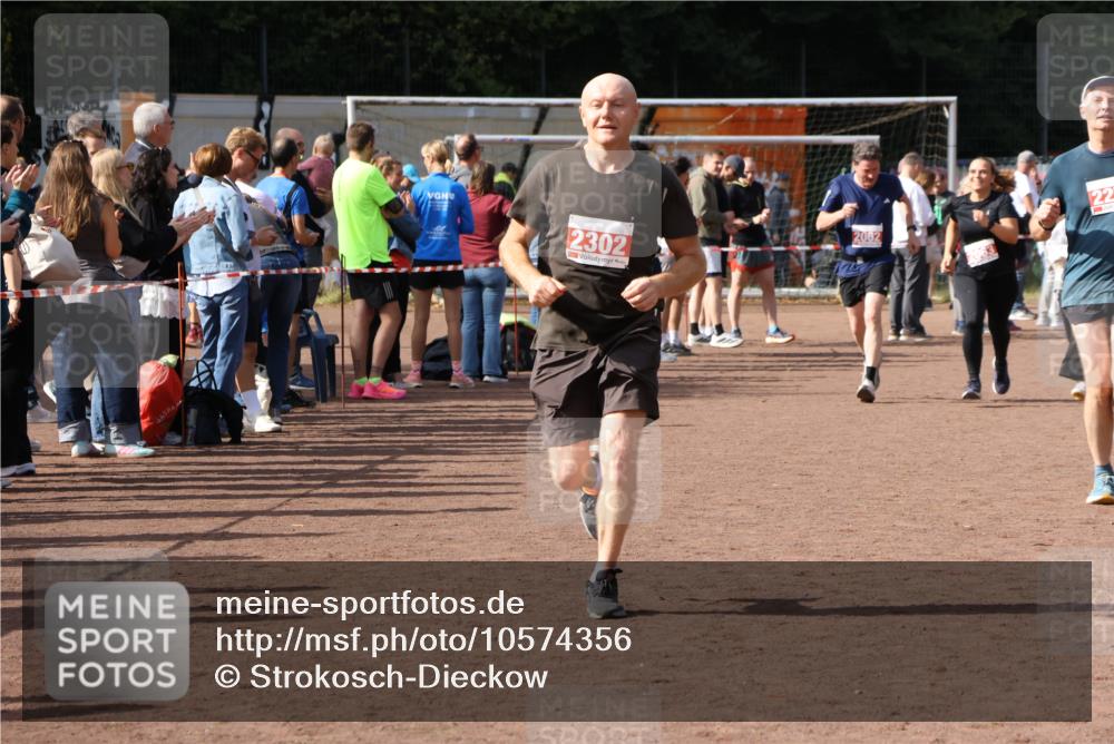 27.09.2026 - 35. Volkslauf durch das schöne Alstertal Strokosch-Dieckow http://msf.ph/oto/10574356 27.09.2026 12:28:11 Ziel 2018, 2062, 2063, 2258, 2302 meine-sportfotos.de