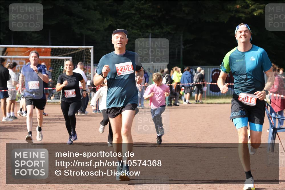 27.09.2026 - 35. Volkslauf durch das schöne Alstertal Strokosch-Dieckow http://msf.ph/oto/10574368 27.09.2026 12:28:13 Ziel 2018, 2062, 2063, 2258, 2302 meine-sportfotos.de