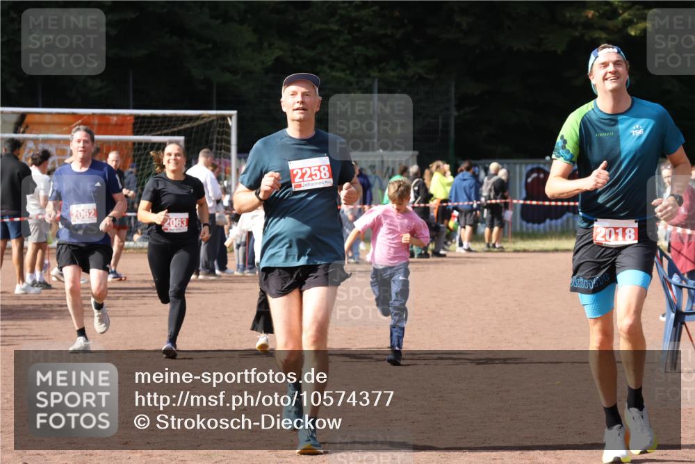 27.09.2026 - 35. Volkslauf durch das schöne Alstertal Strokosch-Dieckow http://msf.ph/oto/10574377 27.09.2026 12:28:13 Ziel 2018, 2062, 2063, 2258, 2302 meine-sportfotos.de