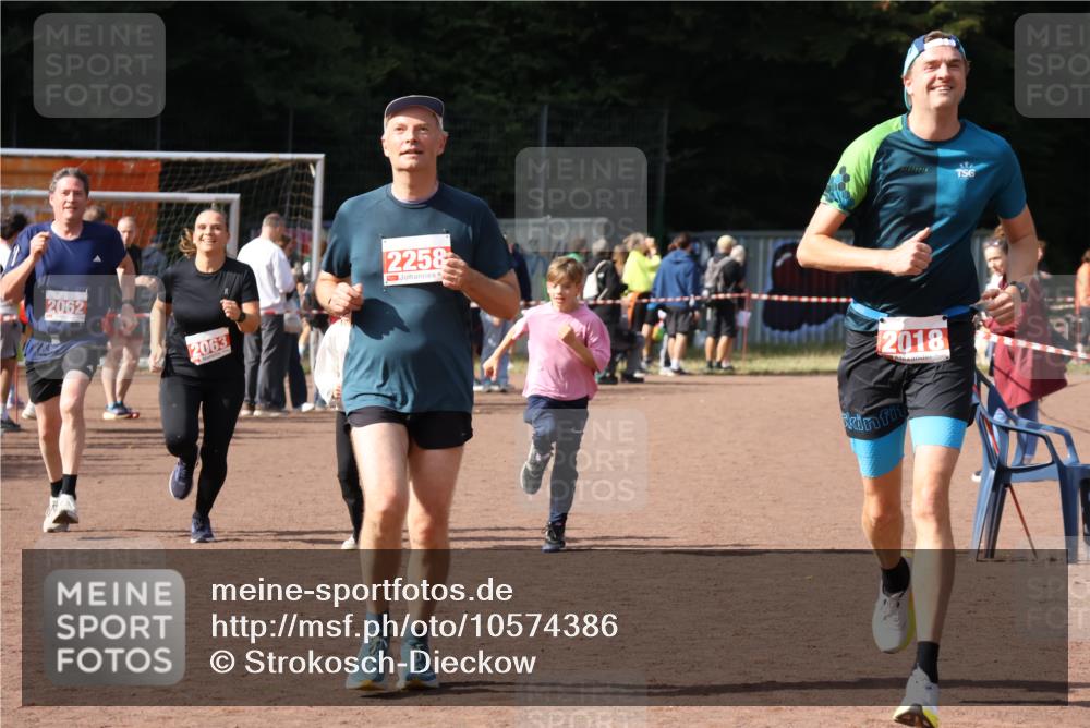 27.09.2026 - 35. Volkslauf durch das schöne Alstertal Strokosch-Dieckow http://msf.ph/oto/10574386 27.09.2026 12:28:13 Ziel 2018, 2062, 2063, 2258, 2302 meine-sportfotos.de
