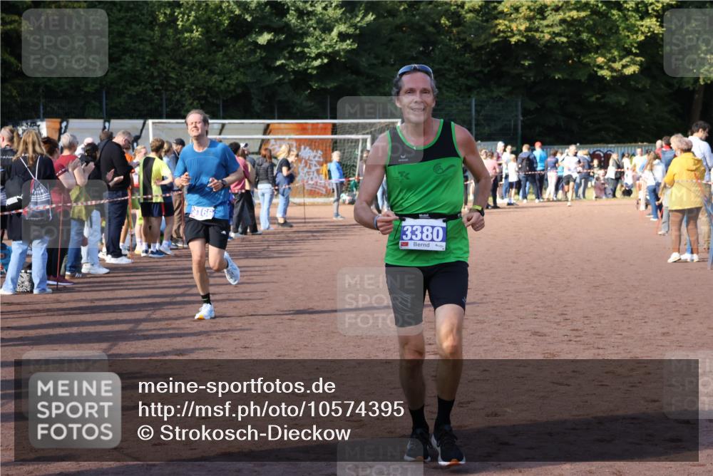 27.09.2026 - 35. Volkslauf durch das schöne Alstertal Strokosch-Dieckow http://msf.ph/oto/10574395 27.09.2026 11:20:24 Ziel 3166, 3306, 3380 meine-sportfotos.de