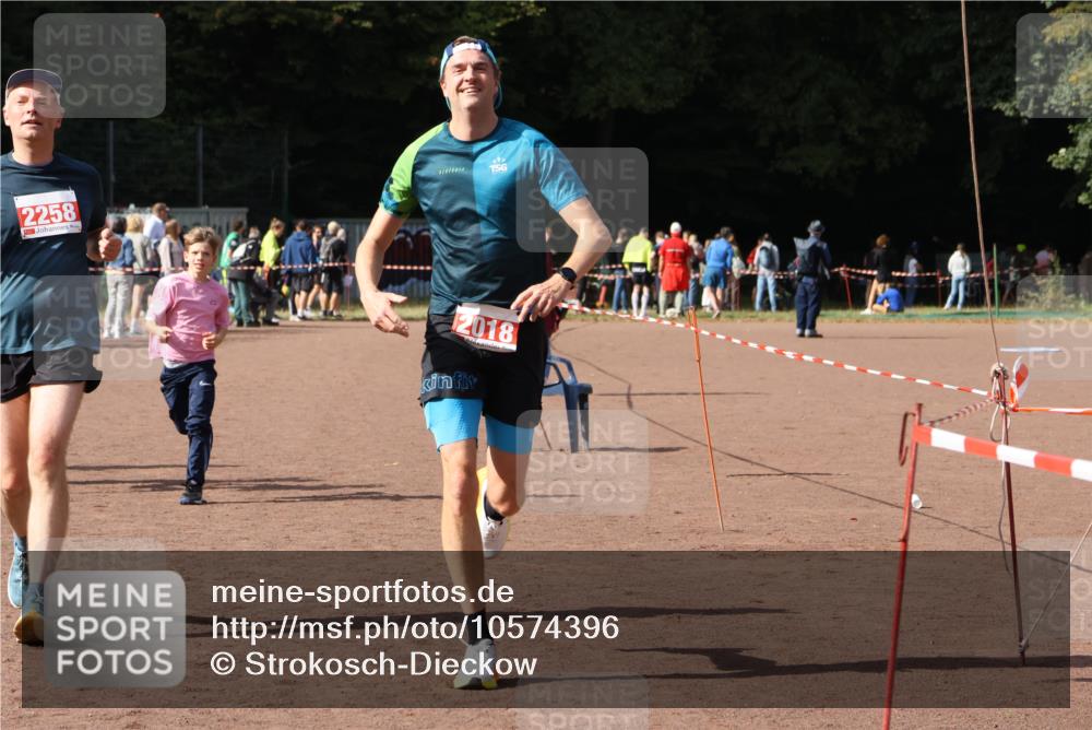 27.09.2026 - 35. Volkslauf durch das schöne Alstertal Strokosch-Dieckow http://msf.ph/oto/10574396 27.09.2026 12:28:14 Ziel 2018, 2062, 2063, 2258, 2302 meine-sportfotos.de
