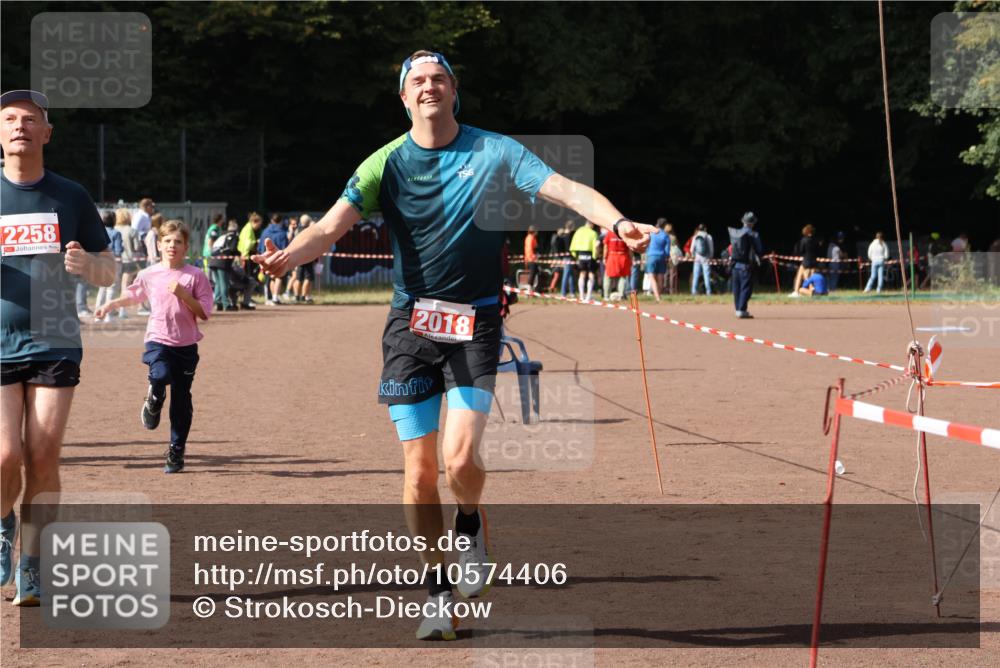 27.09.2026 - 35. Volkslauf durch das schöne Alstertal Strokosch-Dieckow http://msf.ph/oto/10574406 27.09.2026 12:28:14 Ziel 2018, 2062, 2063, 2258, 2302 meine-sportfotos.de
