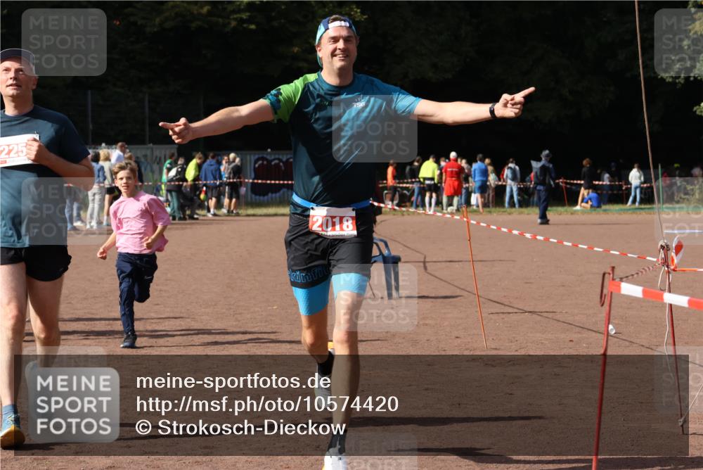27.09.2026 - 35. Volkslauf durch das schöne Alstertal Strokosch-Dieckow http://msf.ph/oto/10574420 27.09.2026 12:28:15 Ziel 2018, 2062, 2063, 2258, 2302 meine-sportfotos.de