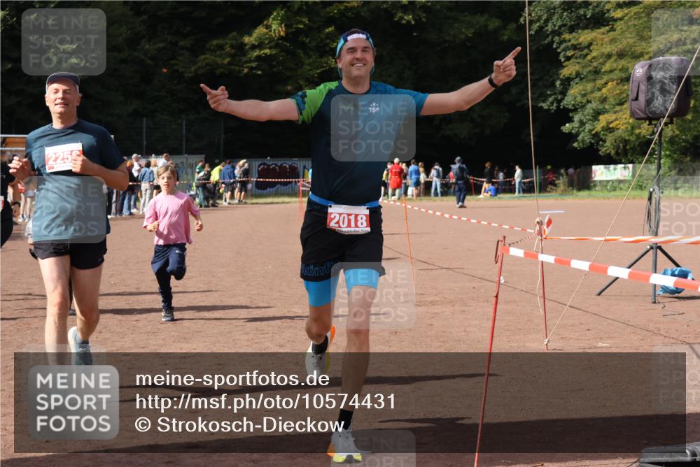 27.09.2026 - 35. Volkslauf durch das schöne Alstertal Strokosch-Dieckow http://msf.ph/oto/10574431 27.09.2026 12:28:15 Ziel 2018, 2062, 2063, 2258, 2302 meine-sportfotos.de
