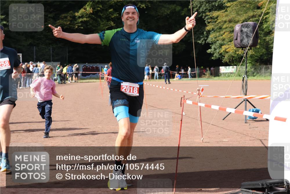 27.09.2026 - 35. Volkslauf durch das schöne Alstertal Strokosch-Dieckow http://msf.ph/oto/10574445 27.09.2026 12:28:16 Ziel 2018, 2062, 2063, 2258, 2302 meine-sportfotos.de