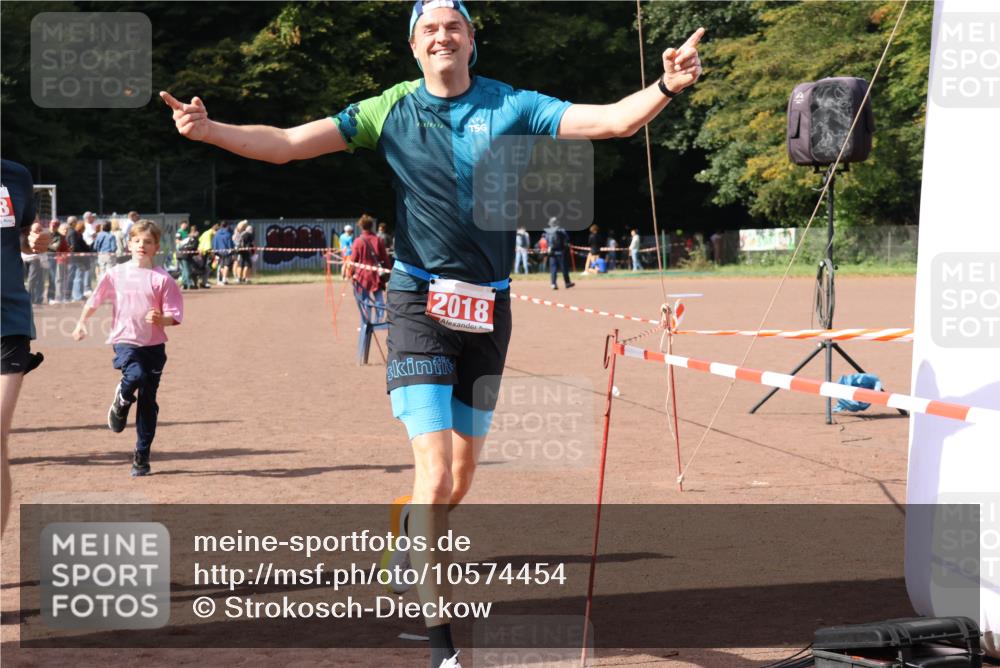 27.09.2026 - 35. Volkslauf durch das schöne Alstertal Strokosch-Dieckow http://msf.ph/oto/10574454 27.09.2026 12:28:16 Ziel 2018, 2062, 2063, 2258, 2302 meine-sportfotos.de