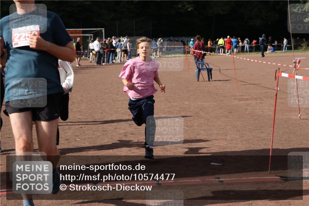 27.09.2026 - 35. Volkslauf durch das schöne Alstertal Strokosch-Dieckow http://msf.ph/oto/10574477 27.09.2026 12:28:17 Ziel 2018, 2062, 2063, 2258, 2302 meine-sportfotos.de