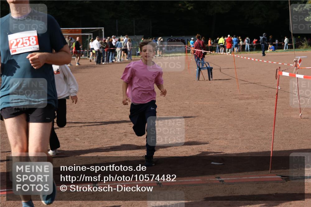27.09.2026 - 35. Volkslauf durch das schöne Alstertal Strokosch-Dieckow http://msf.ph/oto/10574482 27.09.2026 12:28:17 Ziel 2018, 2062, 2063, 2258, 2302 meine-sportfotos.de