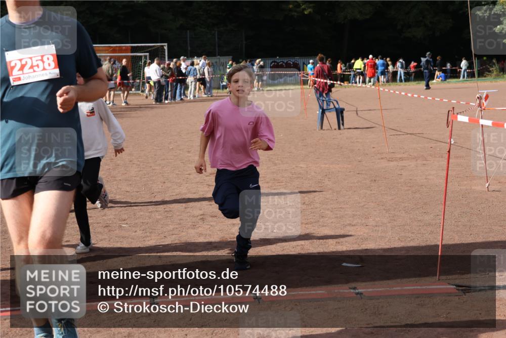 27.09.2026 - 35. Volkslauf durch das schöne Alstertal Strokosch-Dieckow http://msf.ph/oto/10574488 27.09.2026 12:28:17 Ziel 2018, 2062, 2063, 2258, 2302 meine-sportfotos.de