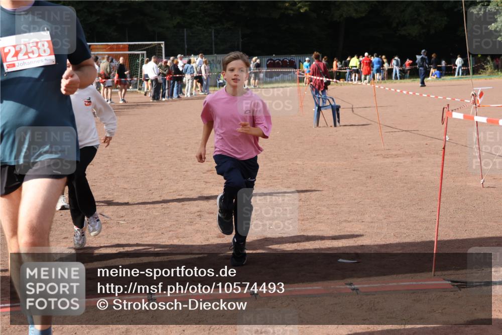 27.09.2026 - 35. Volkslauf durch das schöne Alstertal Strokosch-Dieckow http://msf.ph/oto/10574493 27.09.2026 12:28:17 Ziel 2018, 2062, 2063, 2258, 2302 meine-sportfotos.de