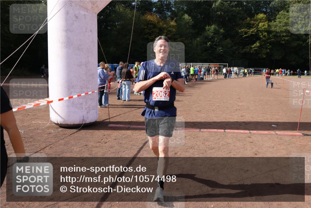 27.09.2026 - 35. Volkslauf durch das schöne Alstertal Strokosch-Dieckow http://msf.ph/oto/10574498 27.09.2026 12:28:20 Ziel 2062, 2063, 2258 meine-sportfotos.de