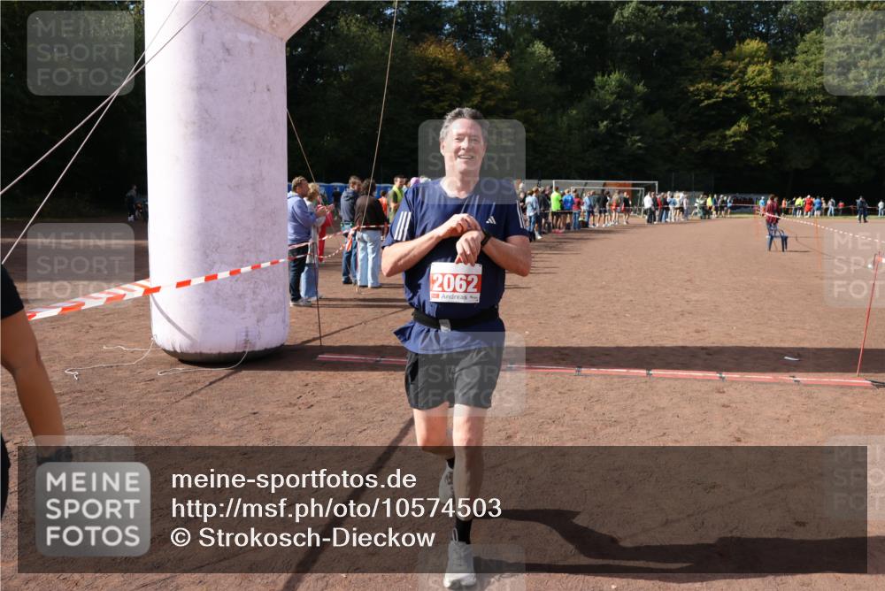 27.09.2026 - 35. Volkslauf durch das schöne Alstertal Strokosch-Dieckow http://msf.ph/oto/10574503 27.09.2026 12:28:20 Ziel 2062, 2063, 2258 meine-sportfotos.de