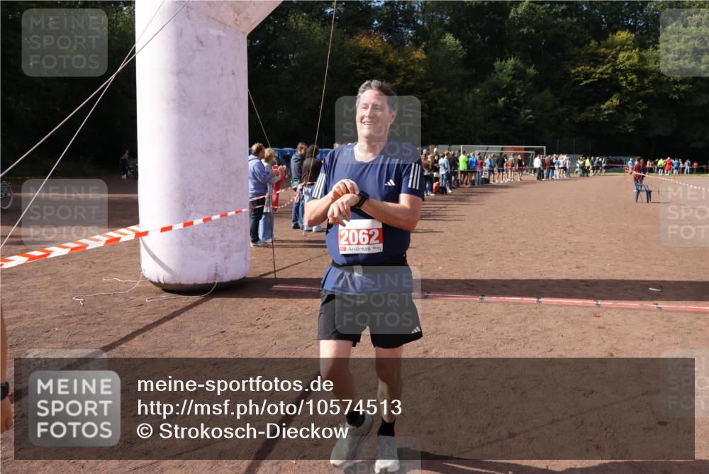 27.09.2026 - 35. Volkslauf durch das schöne Alstertal Strokosch-Dieckow http://msf.ph/oto/10574513 27.09.2026 12:28:20 Ziel 2062, 2063, 2258 meine-sportfotos.de