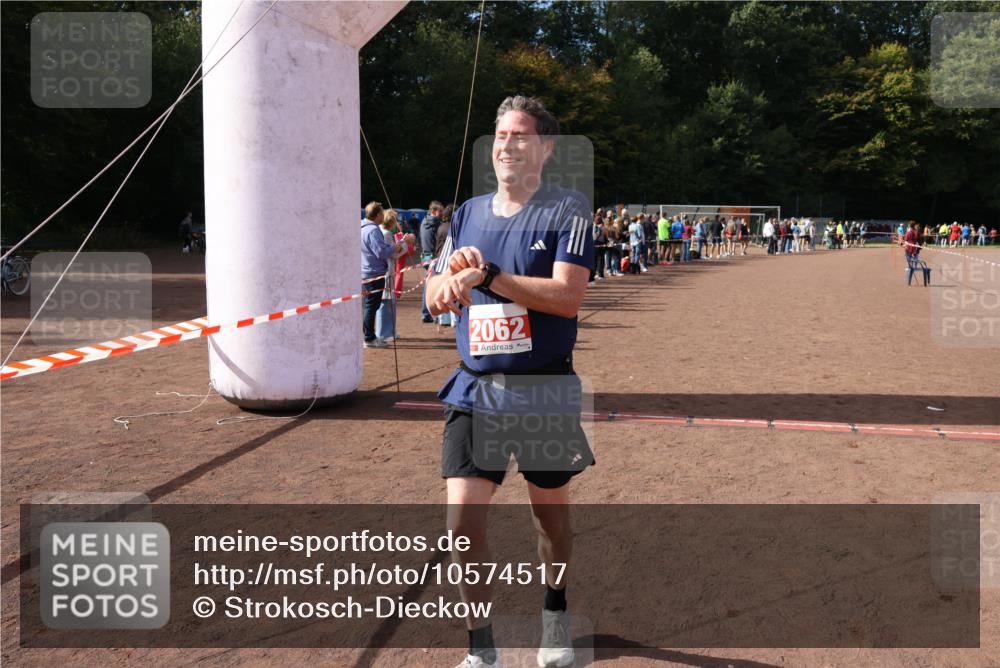 27.09.2026 - 35. Volkslauf durch das schöne Alstertal Strokosch-Dieckow http://msf.ph/oto/10574517 27.09.2026 12:28:20 Ziel 2062, 2063, 2258 meine-sportfotos.de