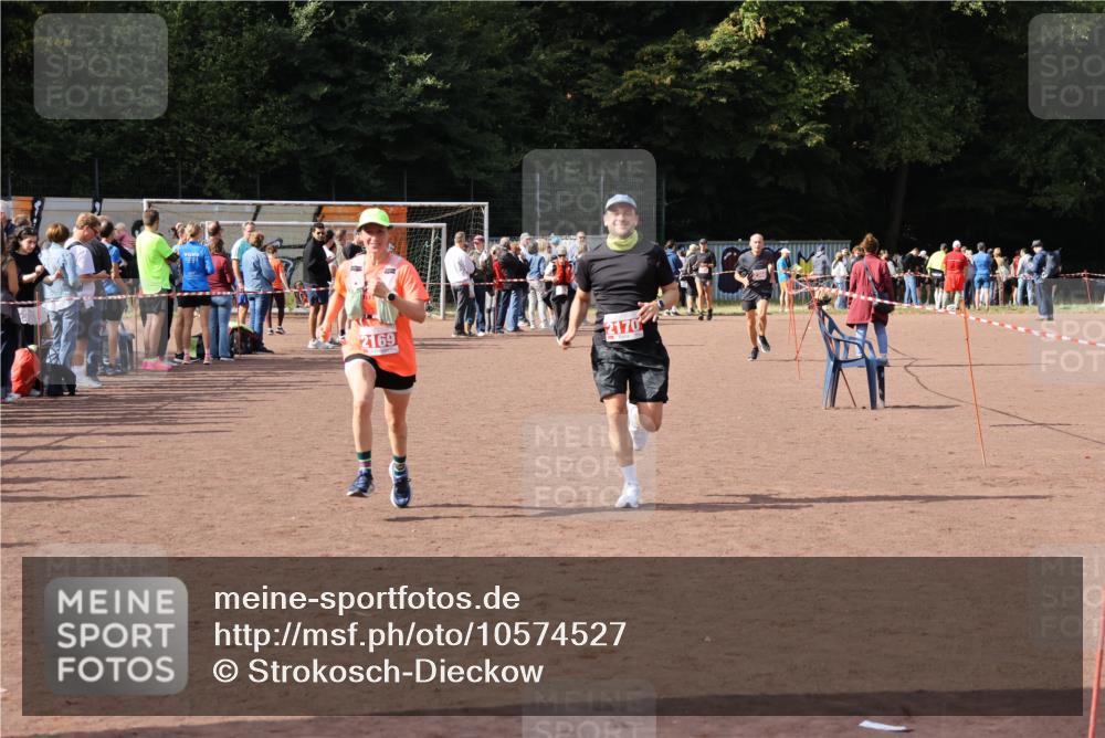 27.09.2026 - 35. Volkslauf durch das schöne Alstertal Strokosch-Dieckow http://msf.ph/oto/10574527 27.09.2026 12:28:44 Ziel 2169, 2170, 2360 meine-sportfotos.de