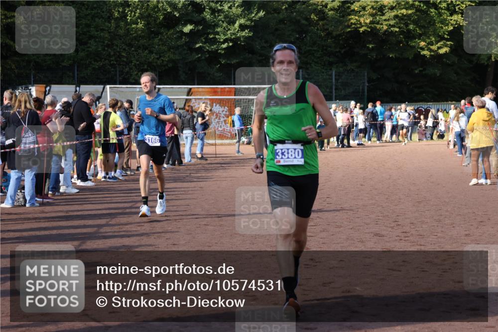 27.09.2026 - 35. Volkslauf durch das schöne Alstertal Strokosch-Dieckow http://msf.ph/oto/10574531 27.09.2026 11:20:23 Ziel 3166, 3306, 3380 meine-sportfotos.de