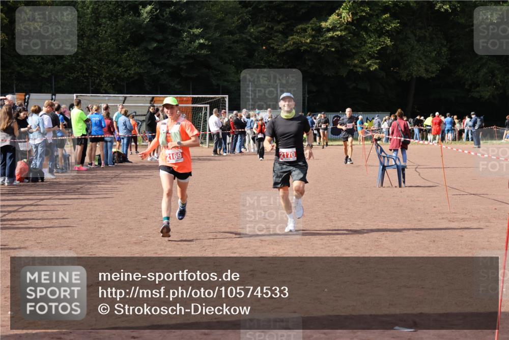 27.09.2026 - 35. Volkslauf durch das schöne Alstertal Strokosch-Dieckow http://msf.ph/oto/10574533 27.09.2026 12:28:45 Ziel 2169, 2170, 2360 meine-sportfotos.de