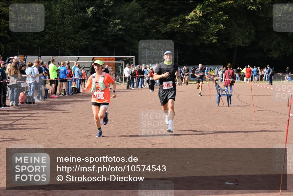 27.09.2026 - 35. Volkslauf durch das schöne Alstertal Strokosch-Dieckow http://msf.ph/oto/10574543 27.09.2026 12:28:45 Ziel 2169, 2170, 2360 meine-sportfotos.de