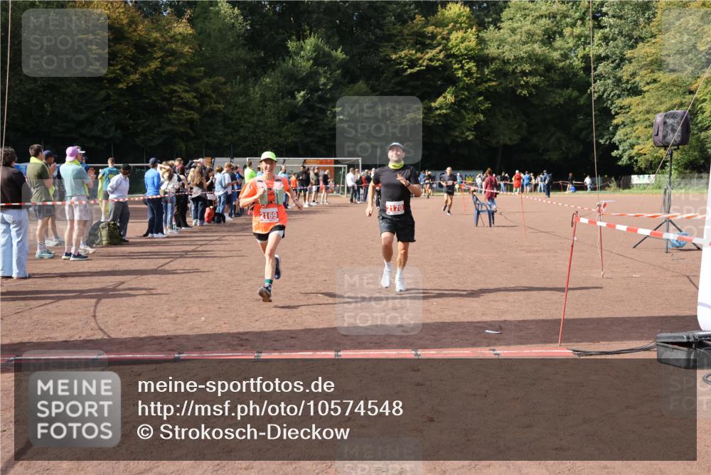 27.09.2026 - 35. Volkslauf durch das schöne Alstertal Strokosch-Dieckow http://msf.ph/oto/10574548 27.09.2026 12:28:45 Ziel 2169, 2170, 2360 meine-sportfotos.de