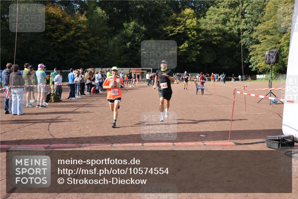 27.09.2026 - 35. Volkslauf durch das schöne Alstertal Strokosch-Dieckow http://msf.ph/oto/10574554 27.09.2026 12:28:46 Ziel 2169, 2170, 2360 meine-sportfotos.de