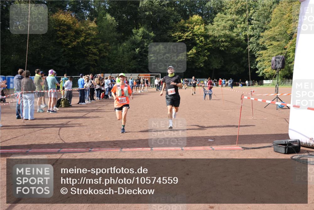 27.09.2026 - 35. Volkslauf durch das schöne Alstertal Strokosch-Dieckow http://msf.ph/oto/10574559 27.09.2026 12:28:46 Ziel 2169, 2170, 2360 meine-sportfotos.de