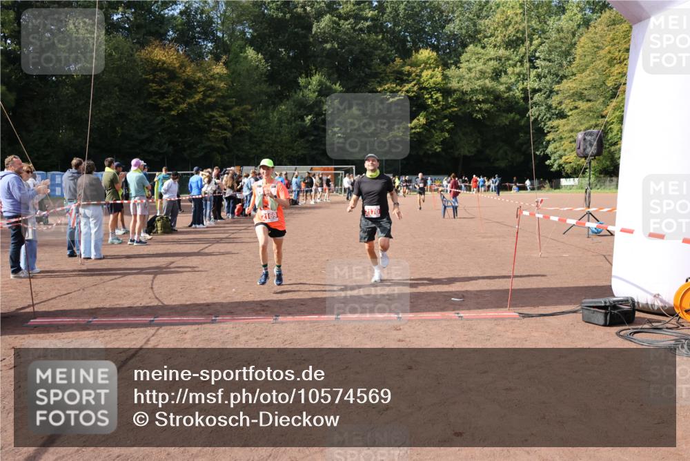 27.09.2026 - 35. Volkslauf durch das schöne Alstertal Strokosch-Dieckow http://msf.ph/oto/10574569 27.09.2026 12:28:46 Ziel 2169, 2170, 2360 meine-sportfotos.de