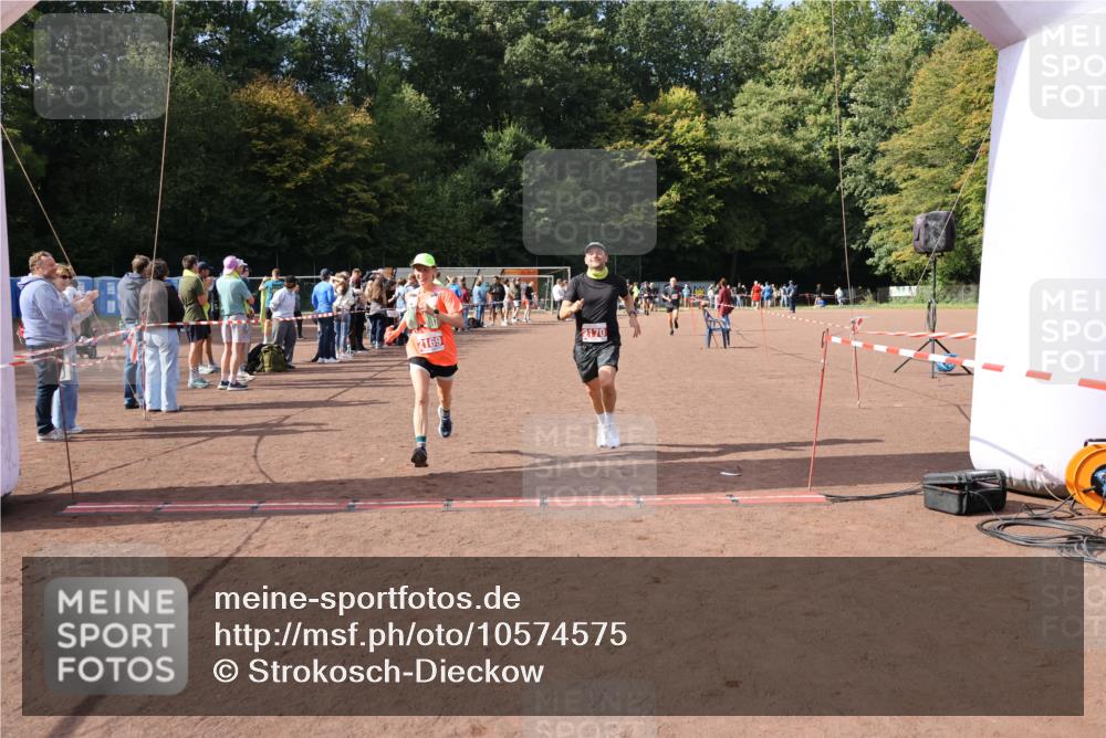 27.09.2026 - 35. Volkslauf durch das schöne Alstertal Strokosch-Dieckow http://msf.ph/oto/10574575 27.09.2026 12:28:46 Ziel 2169, 2170, 2360 meine-sportfotos.de