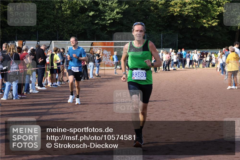 27.09.2026 - 35. Volkslauf durch das schöne Alstertal Strokosch-Dieckow http://msf.ph/oto/10574581 27.09.2026 11:20:23 Ziel 3166, 3306, 3380 meine-sportfotos.de