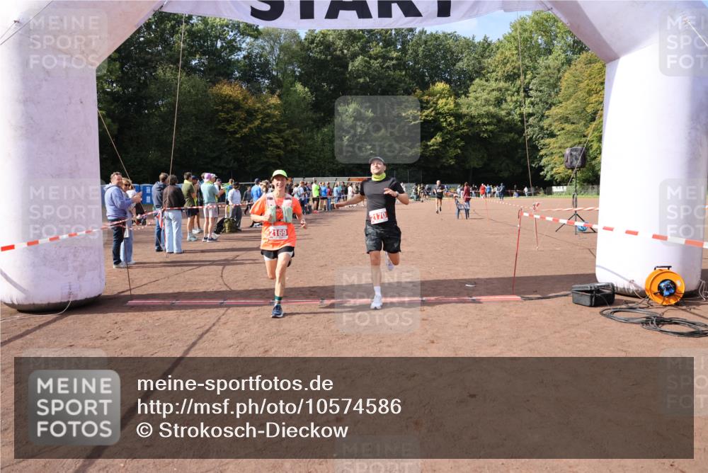 27.09.2026 - 35. Volkslauf durch das schöne Alstertal Strokosch-Dieckow http://msf.ph/oto/10574586 27.09.2026 12:28:46 Ziel 2169, 2170, 2360 meine-sportfotos.de