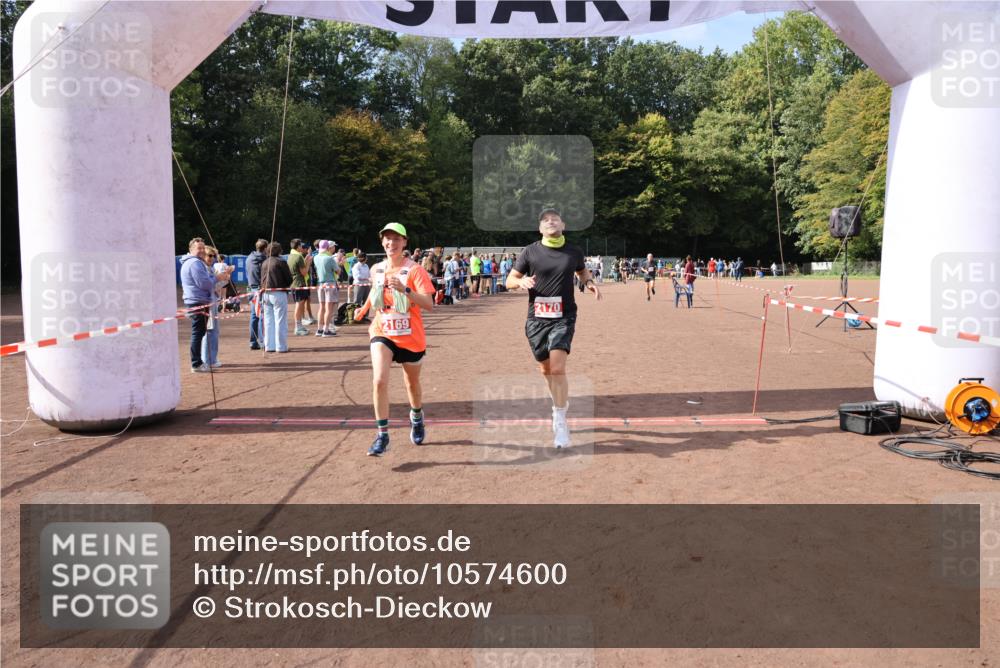 27.09.2026 - 35. Volkslauf durch das schöne Alstertal Strokosch-Dieckow http://msf.ph/oto/10574600 27.09.2026 12:28:47 Ziel 2169, 2170, 2360 meine-sportfotos.de