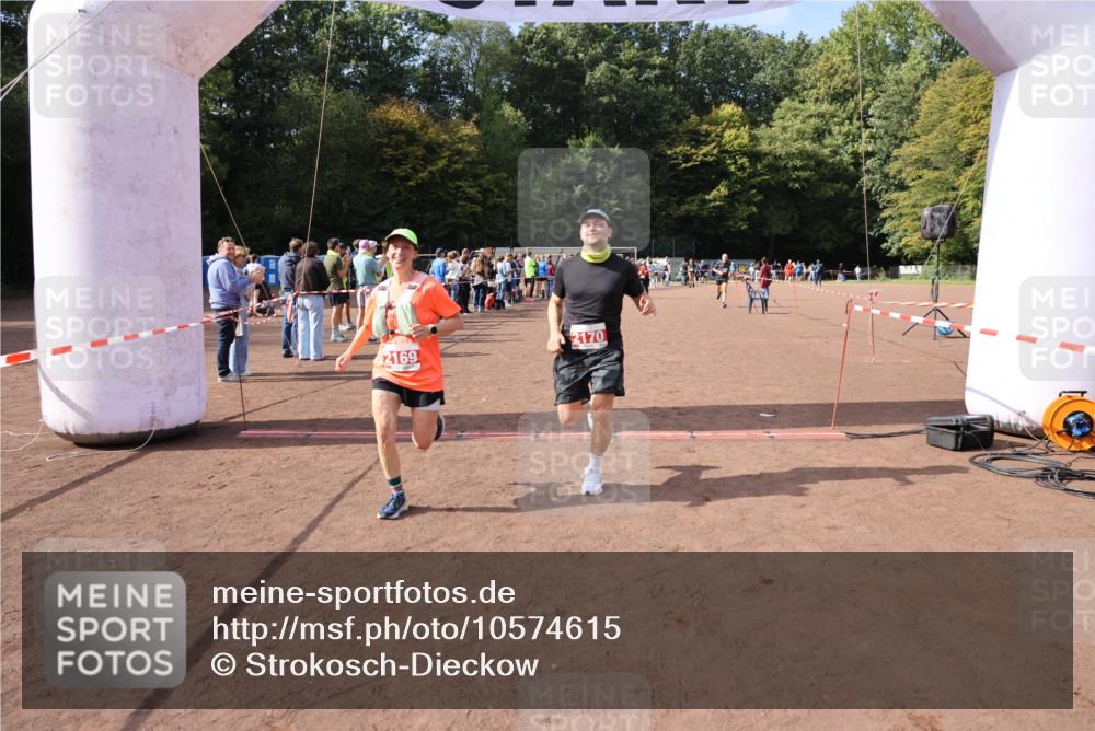 27.09.2026 - 35. Volkslauf durch das schöne Alstertal Strokosch-Dieckow http://msf.ph/oto/10574615 27.09.2026 12:28:47 Ziel 2169, 2170, 2360 meine-sportfotos.de