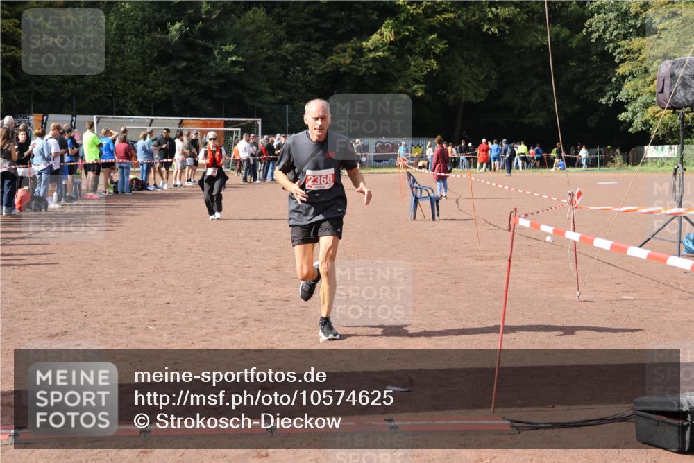 27.09.2026 - 35. Volkslauf durch das schöne Alstertal Strokosch-Dieckow http://msf.ph/oto/10574625 27.09.2026 12:28:52 Ziel 1075, 2360 meine-sportfotos.de