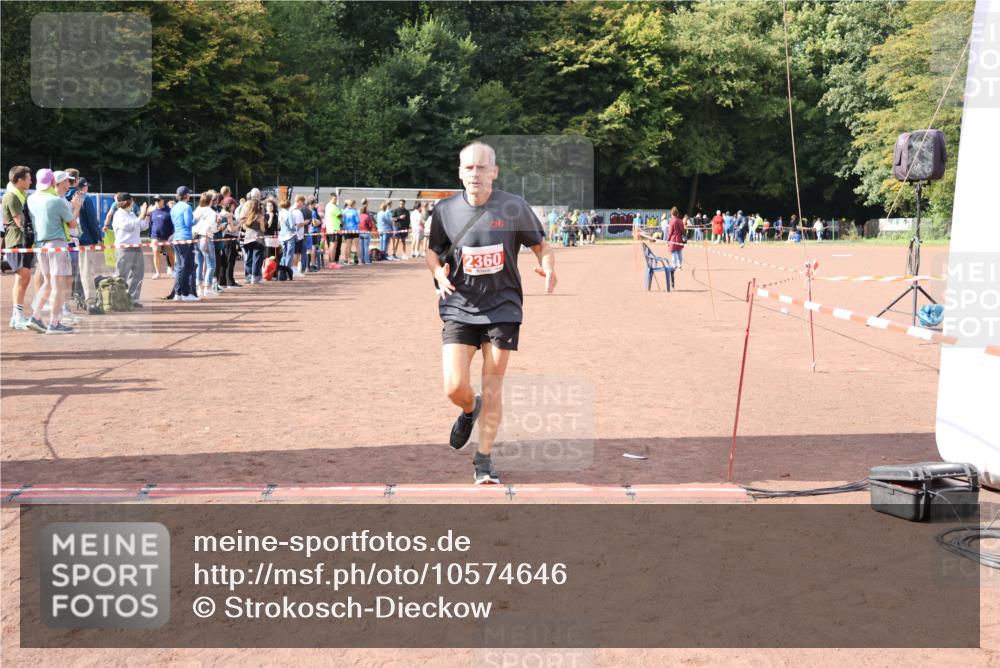 27.09.2026 - 35. Volkslauf durch das schöne Alstertal Strokosch-Dieckow http://msf.ph/oto/10574646 27.09.2026 12:28:52 Ziel 1075, 2360 meine-sportfotos.de