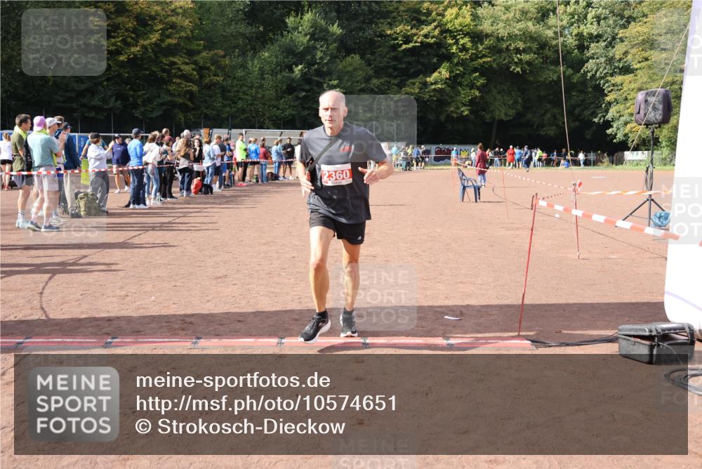 27.09.2026 - 35. Volkslauf durch das schöne Alstertal Strokosch-Dieckow http://msf.ph/oto/10574651 27.09.2026 12:28:52 Ziel 1075, 2360 meine-sportfotos.de