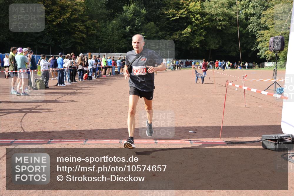 27.09.2026 - 35. Volkslauf durch das schöne Alstertal Strokosch-Dieckow http://msf.ph/oto/10574657 27.09.2026 12:28:52 Ziel 1075, 2360 meine-sportfotos.de