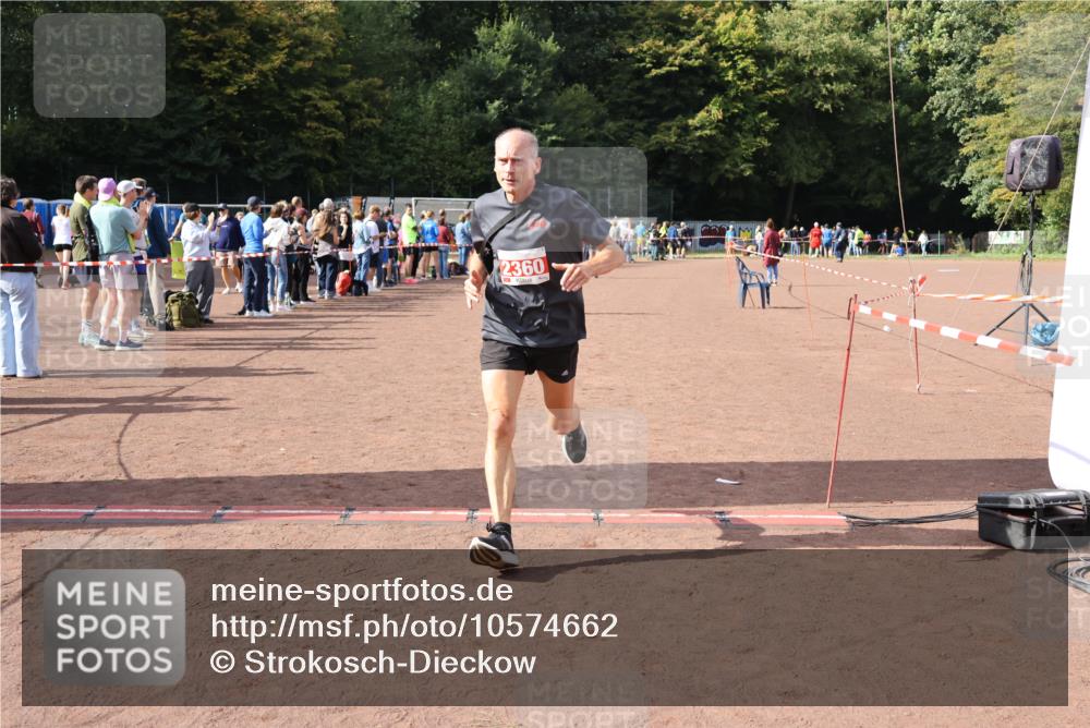 27.09.2026 - 35. Volkslauf durch das schöne Alstertal Strokosch-Dieckow http://msf.ph/oto/10574662 27.09.2026 12:28:53 Ziel 1075, 2360 meine-sportfotos.de