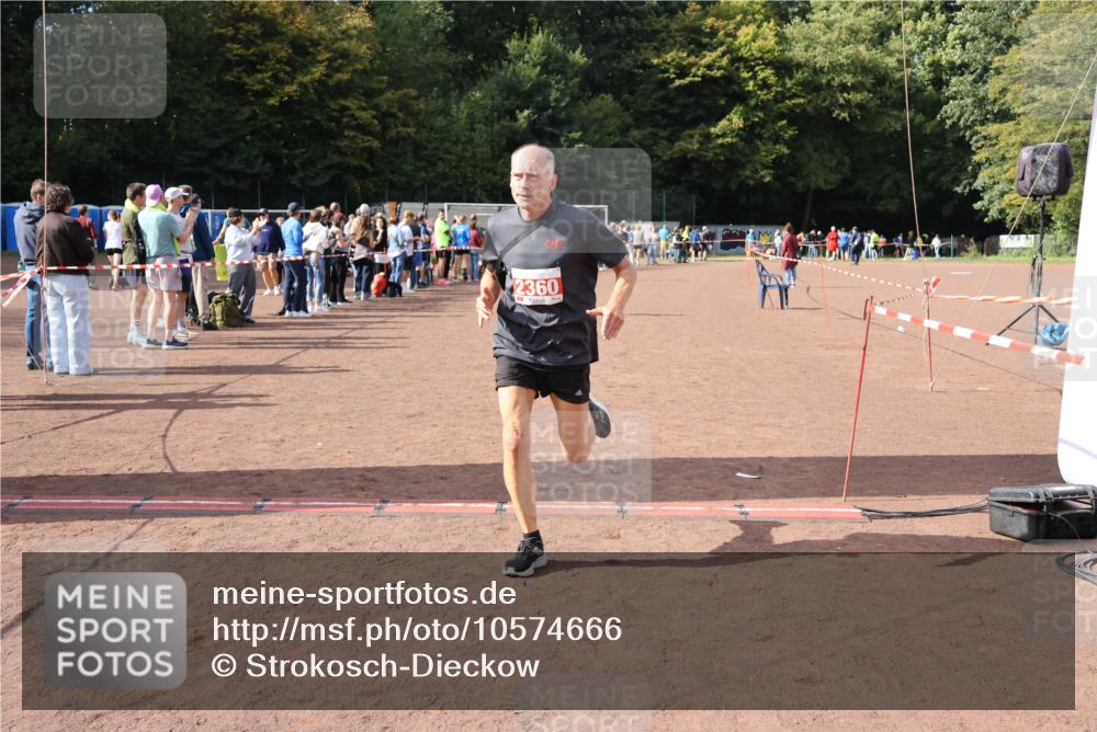 27.09.2026 - 35. Volkslauf durch das schöne Alstertal Strokosch-Dieckow http://msf.ph/oto/10574666 27.09.2026 12:28:53 Ziel 1075, 2360 meine-sportfotos.de