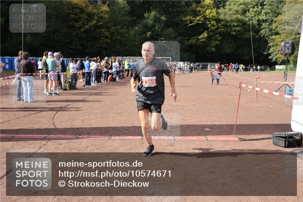 27.09.2026 - 35. Volkslauf durch das schöne Alstertal Strokosch-Dieckow http://msf.ph/oto/10574671 27.09.2026 12:28:53 Ziel 1075, 2360 meine-sportfotos.de